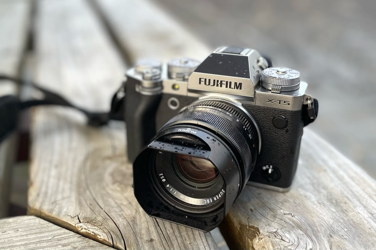 ブラックとシルバーの組合せが、趣味の写真機らしさを増幅させる