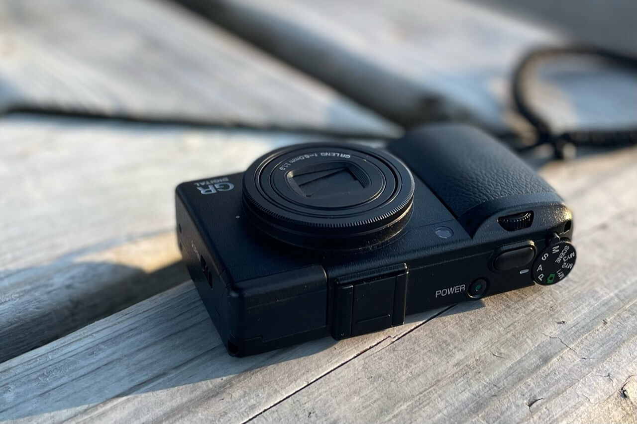 RICOH GR digital IIIは、いまだ現役で2台確保している。｜記憶カメラ