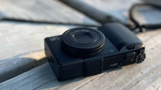 RICOH GR digital IIIは、いまだ現役で2台確保している。｜記憶カメラ