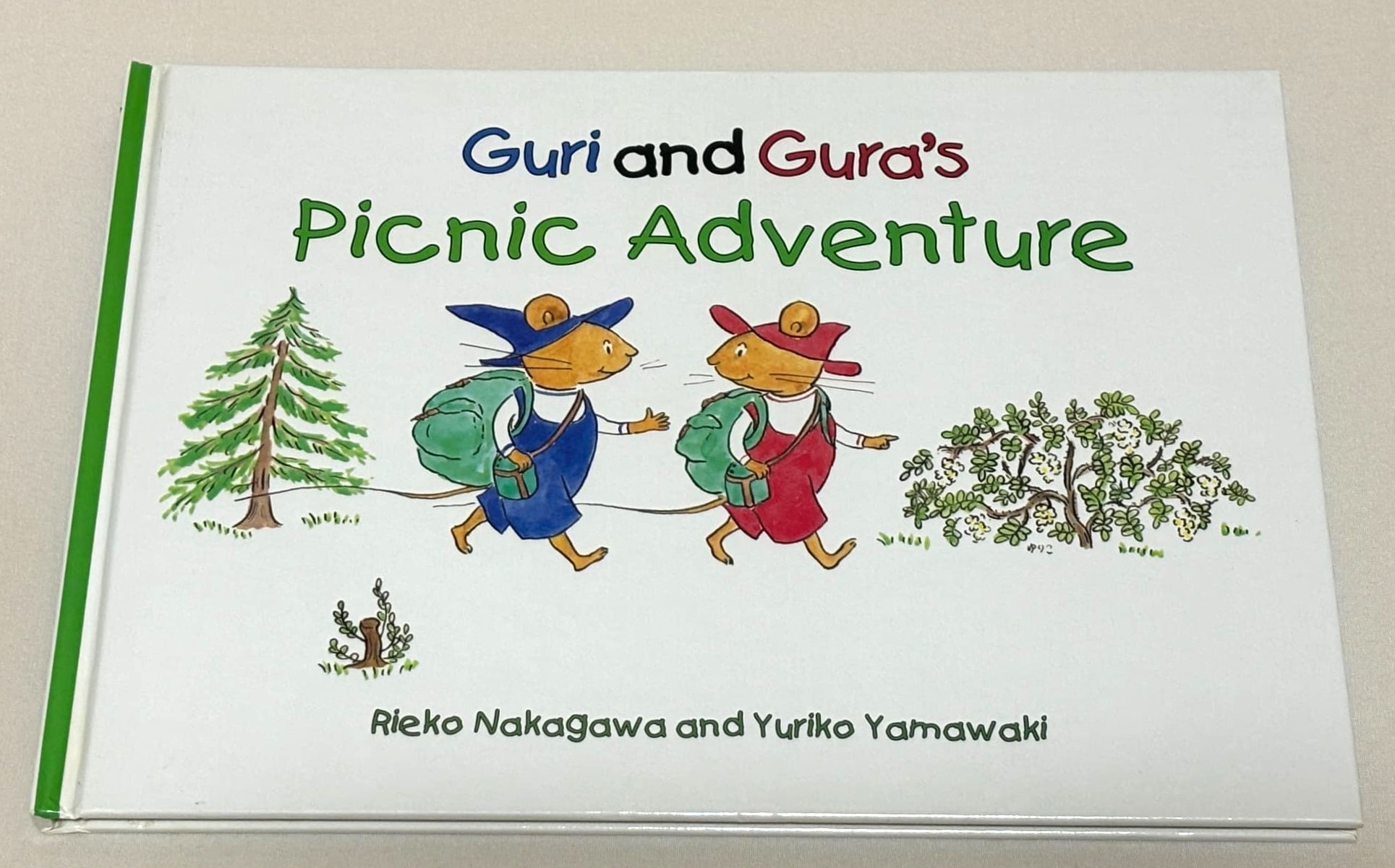 ぐりとぐらのえんそくの英語版絵本