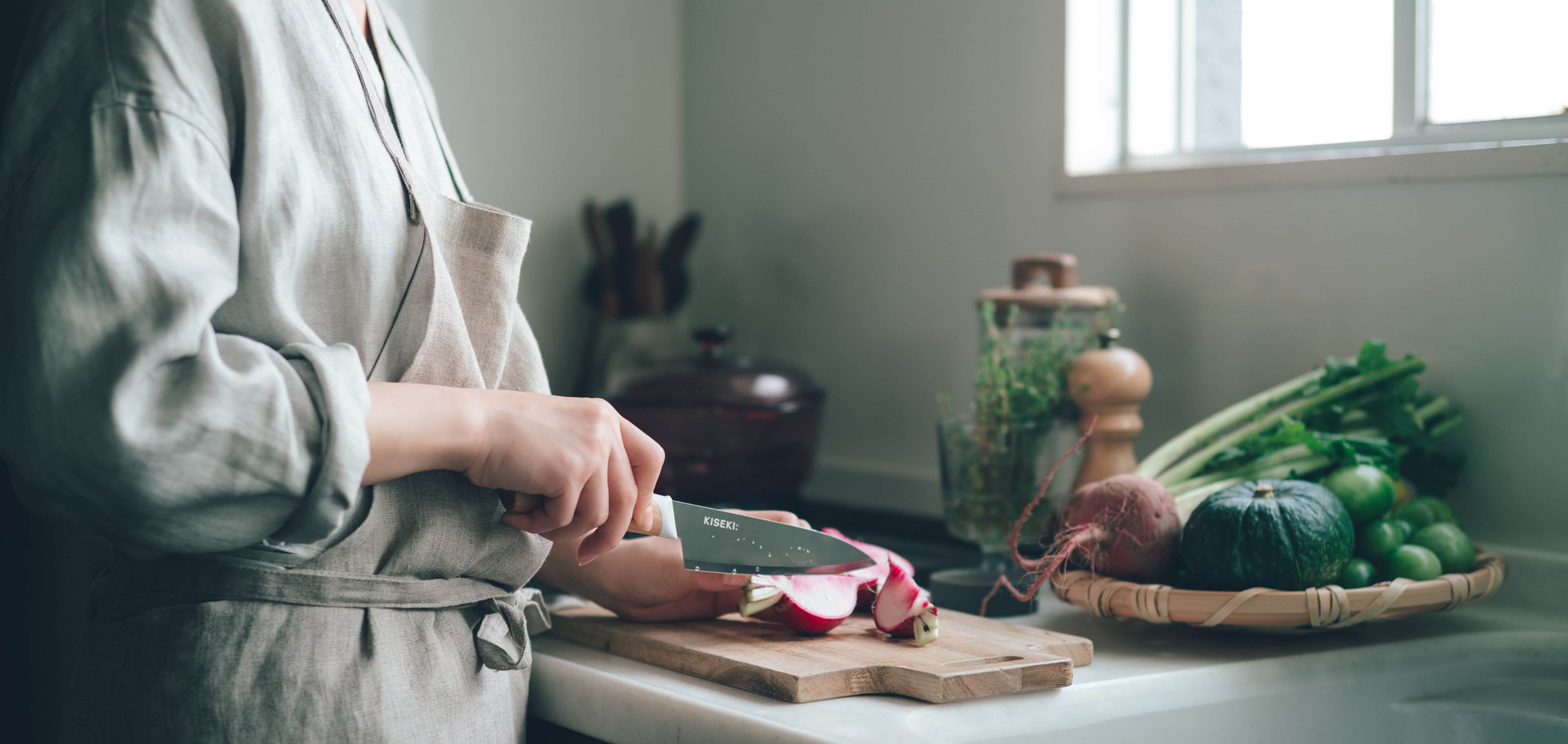 料理人が驚いた「おいしい切れ味」を、ご家庭でも使いやすい三徳包丁で。