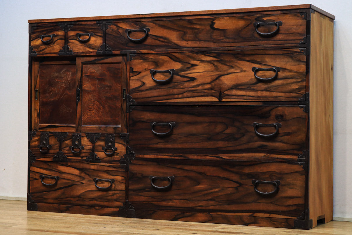 珍品!!無垢材の黒柿杢目が流れる堂々とした越後収納箪笥 BB2226 – 古福