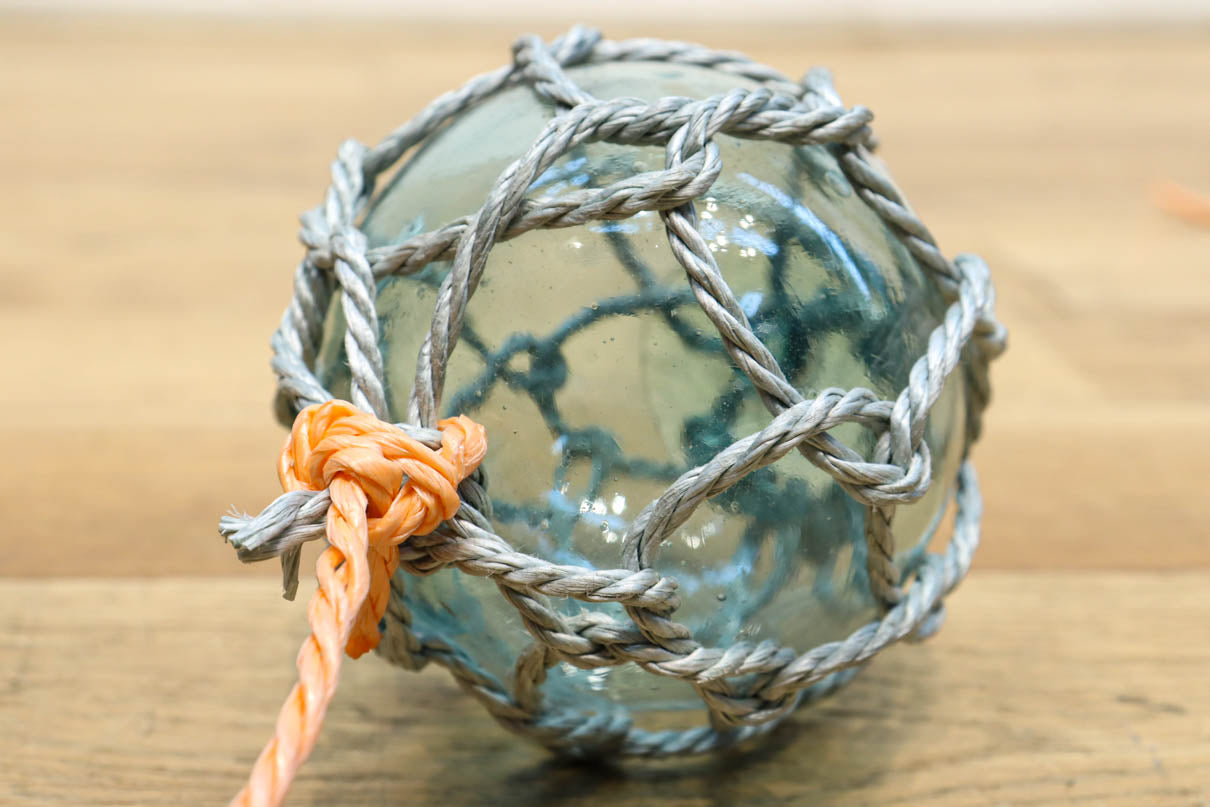 和ガラスの色味が風情ある網付き浮き玉 DC4641 在庫11個 – 古福庵