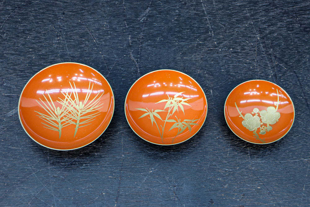 朱漆に添えられた梅の木で風情溢れるお屠蘇セット DC8689 – 古福庵