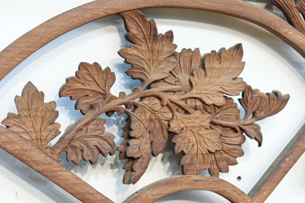 扇枠に椿と蓮と菊が描かれた華やかな彫刻欄間 E9959a 在庫1枚 – 古福庵