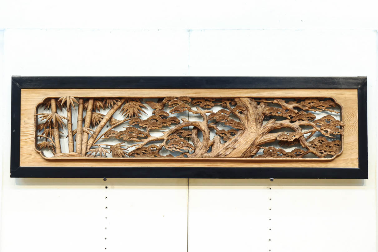 縁起良い松竹梅の彫刻を黒枠で囲い上品な面持ちの深彫り彫刻欄間