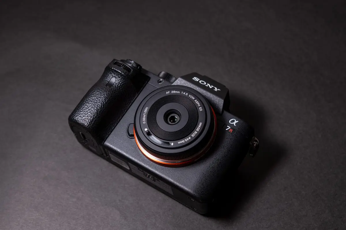 薄型で小型のAF付き単焦点レンズ「VILTROX AF 28mm F4.5 FE」実写