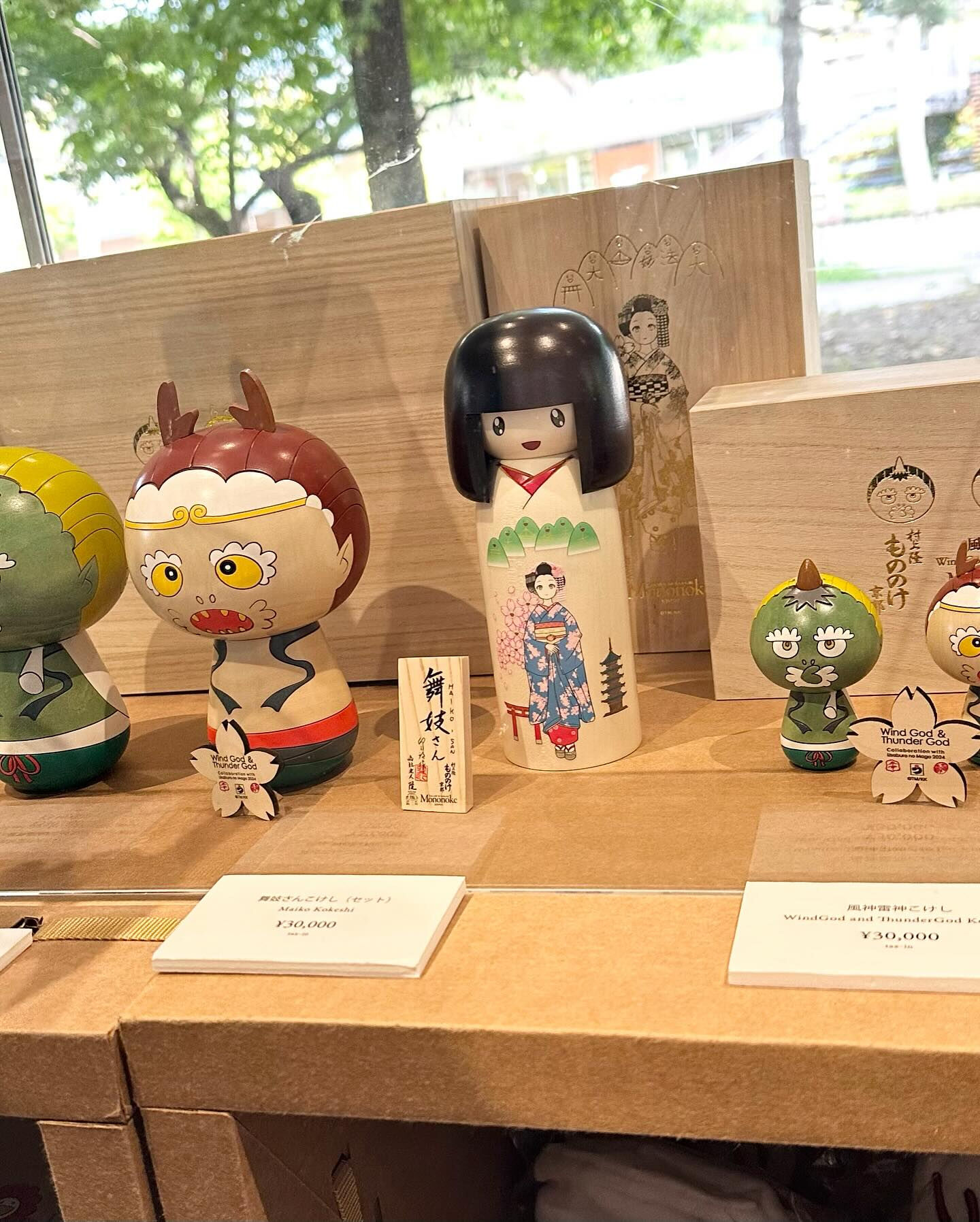 村上隆さんから風神雷神こけしの作成のお話をしていたのが去年の