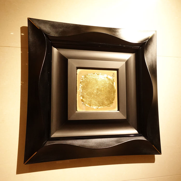 伝統を尊ぶ」縁付金箔をアートピースに・「黒鉄箔（くろがねはく