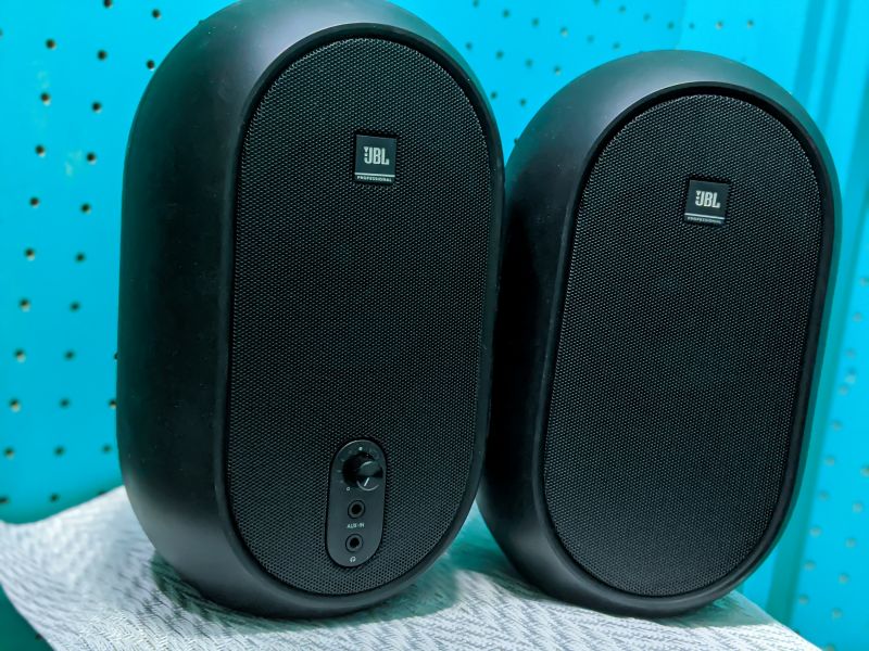 JBL 1 Series 104 レビュー。動画編集にもおすすめなモニター