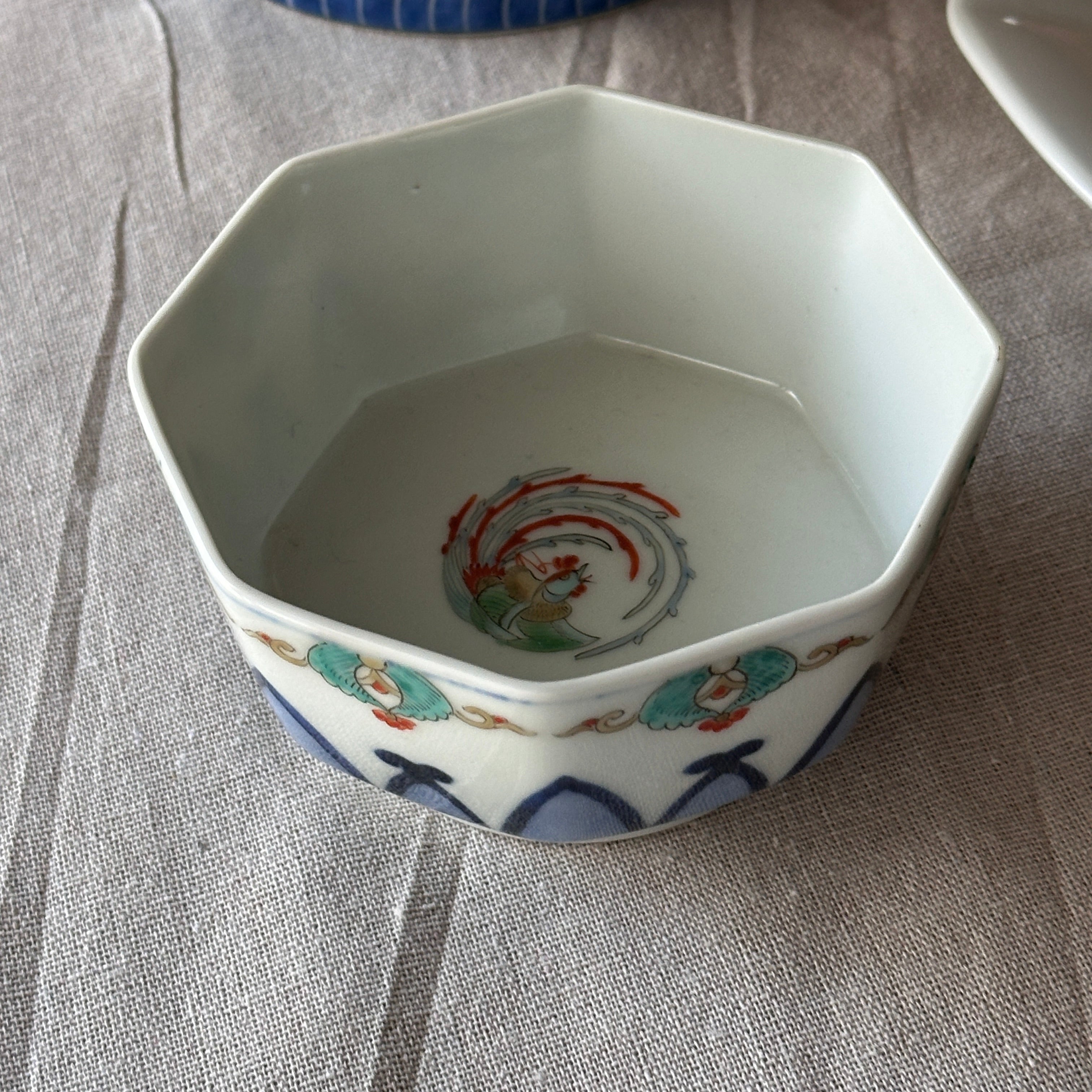 柿右衛門見込み鳳凰紋の八角向付 – Kotto Shop