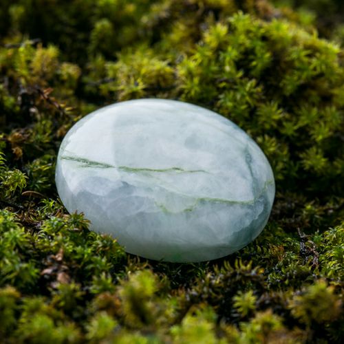 飴のような艶やかさと透明感】（高品質淡緑色ヒスイ）糸魚川天然翡翠