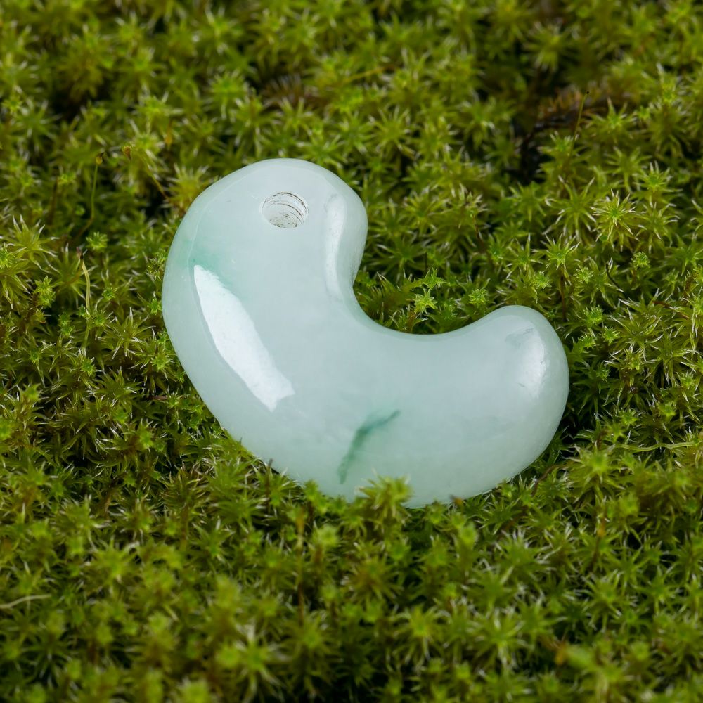 ✳鑑別書を取得するほどの驚きの透明感‼️糸魚川翡翠ジェダイト勾玉