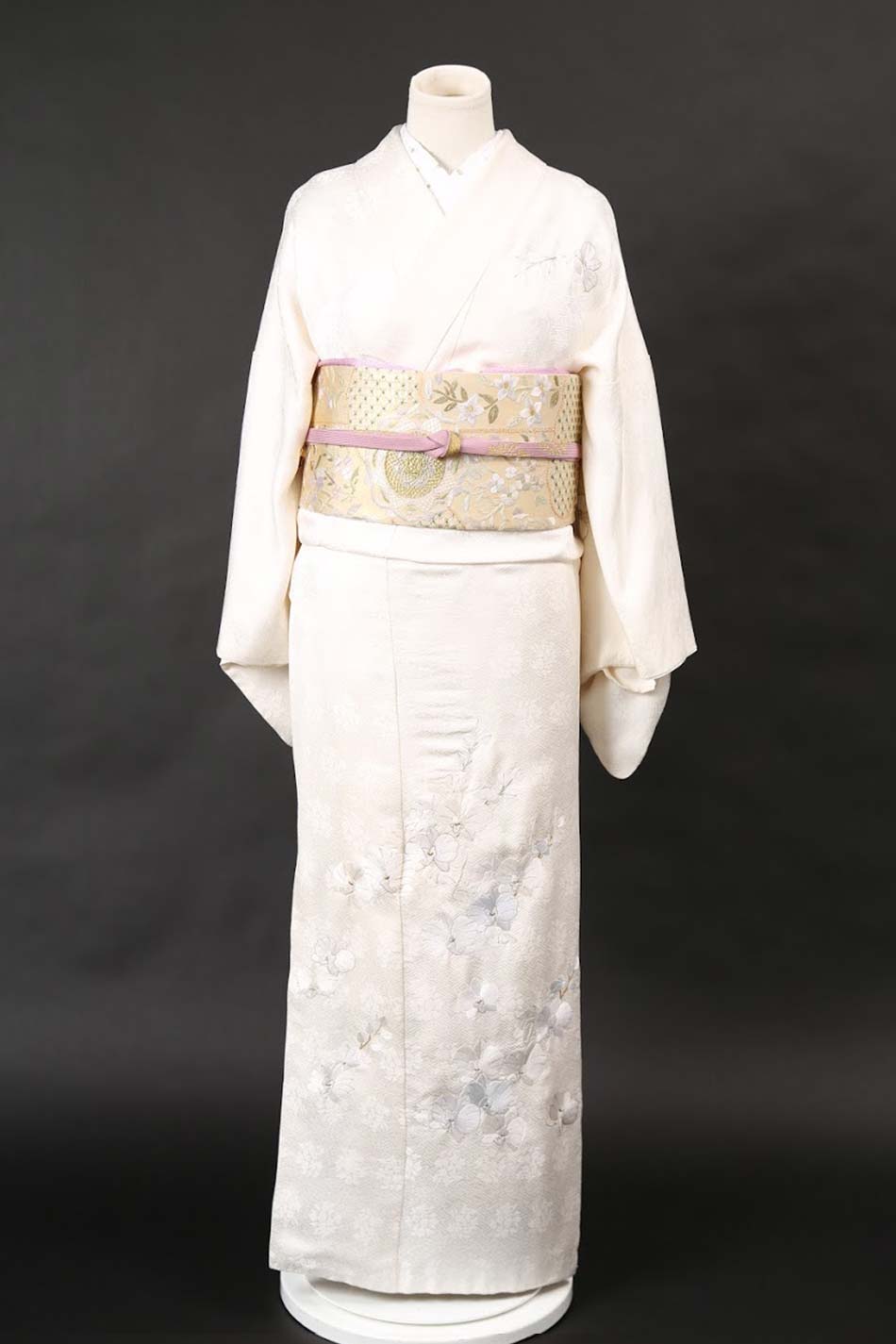 訪問着 【No.W-237】白地に光沢感のある胡蝶蘭刺繍 | 東京・銀座で着物
