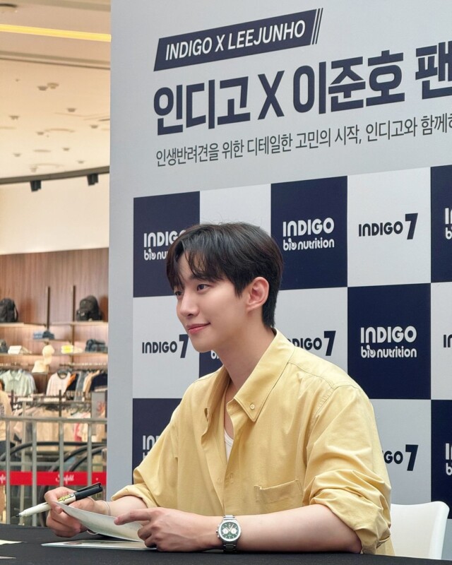 2PM」ジュノ、シンプルなシャツスタイルでもまぶしいビジュアル | K