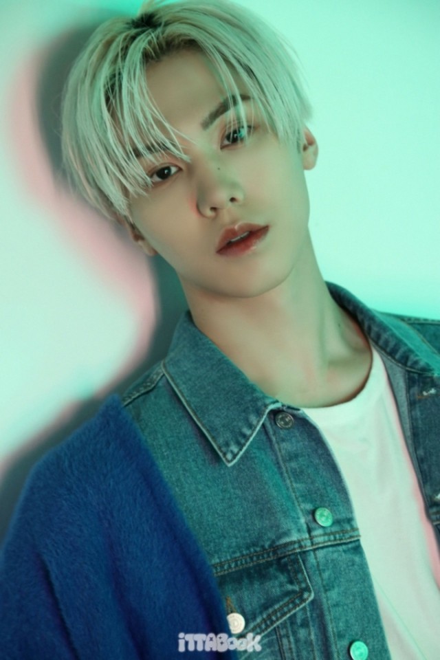 ASTRO」出身ラキ、デニムファッション＋幻想的な眼差しで完成させた