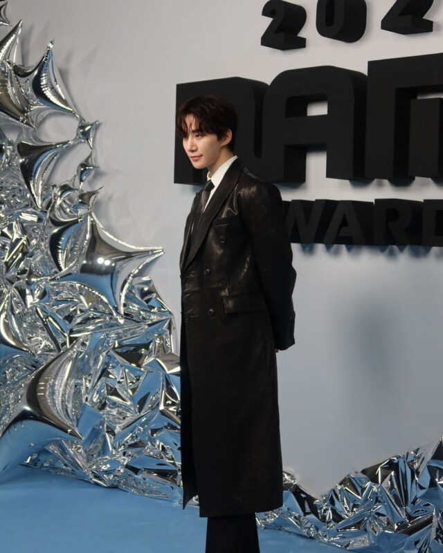 2PM」ジュノ、ロングレザージャケットを着てもキュートになれる魅力の