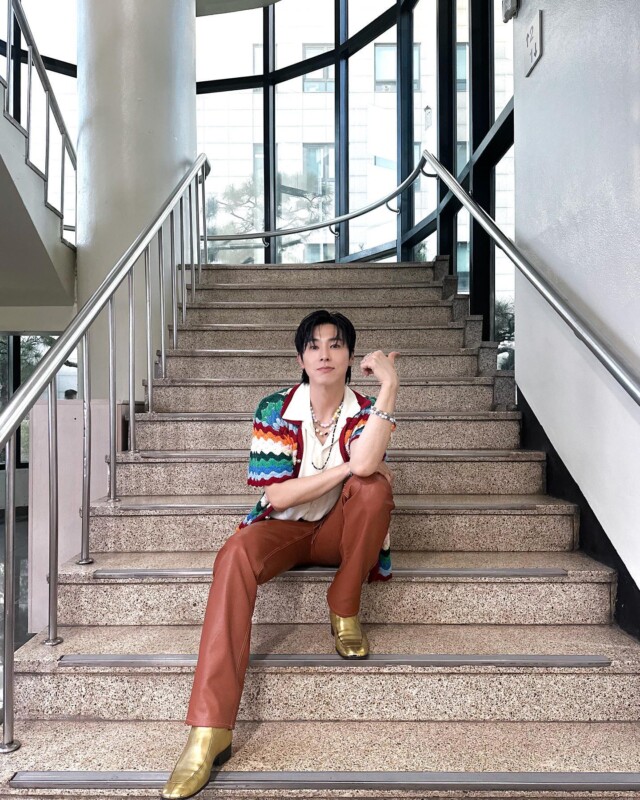 東方神起」ユンホ、いつもの階段で「ミュージックバンク」認証ショット