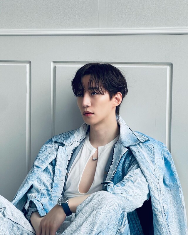 ジュノ（2PM）、くらくら陶酔させるビジュアル…“腕時計に嫉妬” | K-POP