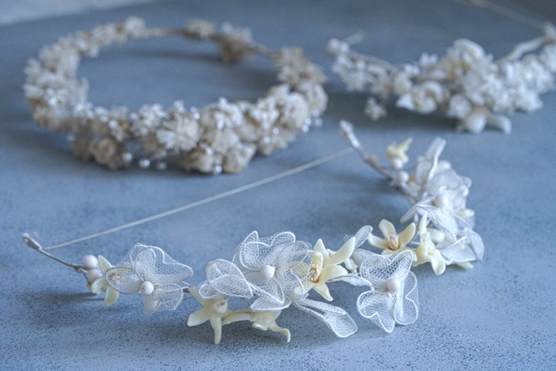 繊細さに心惹かれるワックスフラワーのティアラ | こよなく