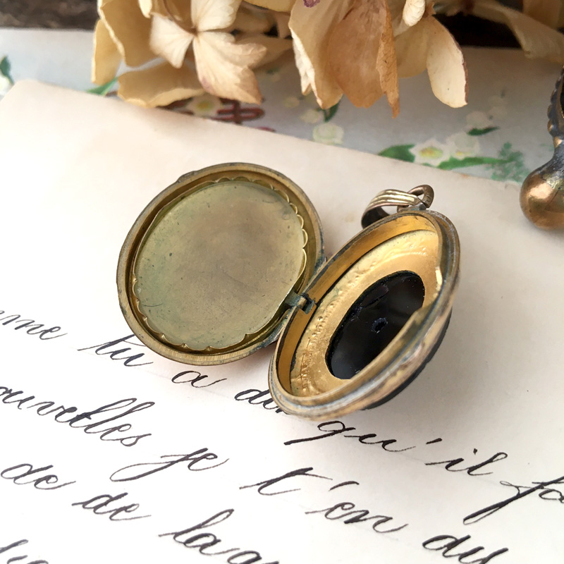 シードパールクロスとフレンチジェットのロケットペンダント