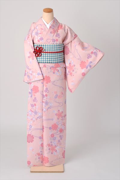 小紋［淡いサーモンピンクの流水に花模様］｜着物レンタルあき (来店