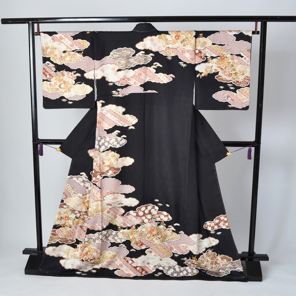 訪問着「黒地雲取り鹿の子絞り模様」｜着物レンタルあき (来店着付け