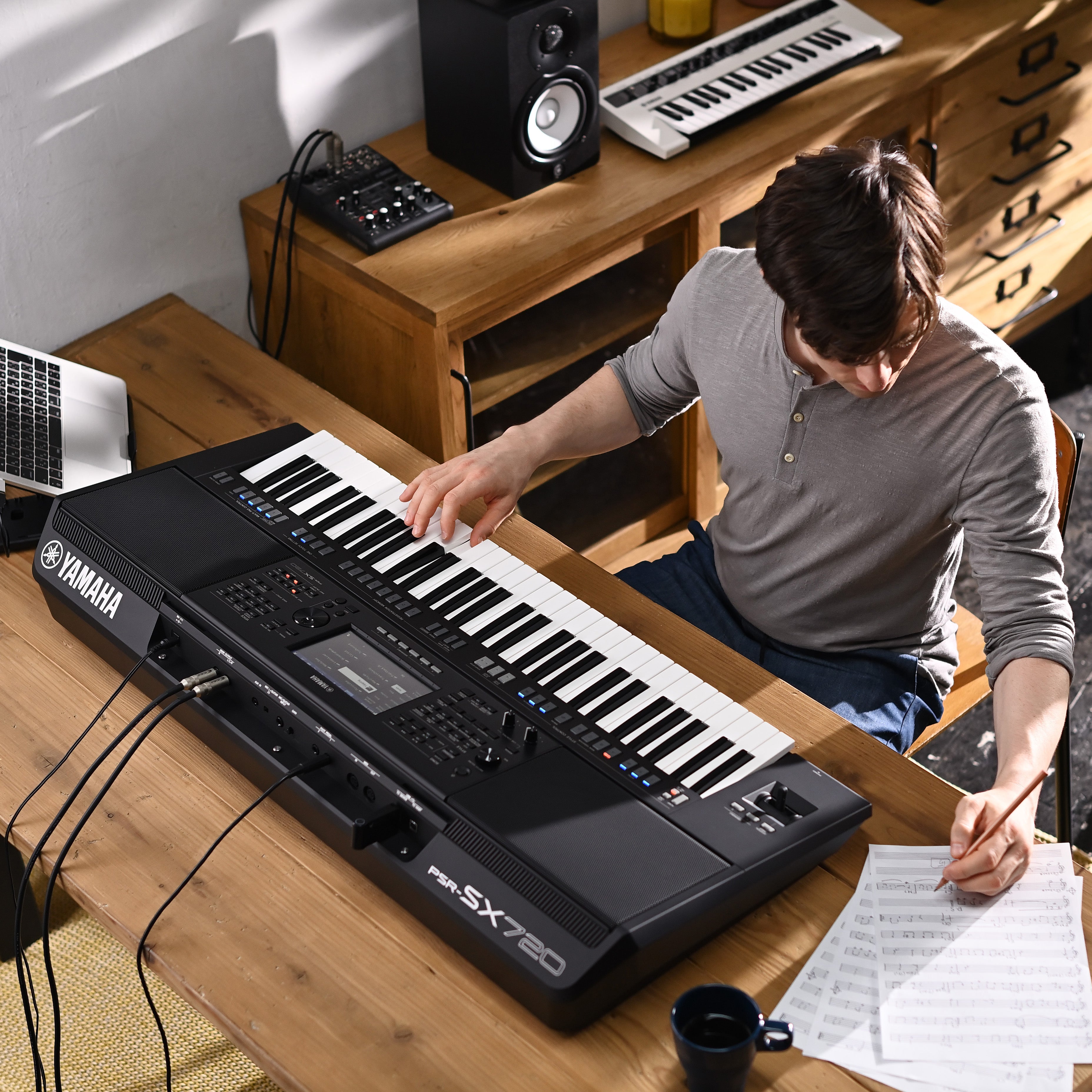 Yamaha PSR-SX720 61-key Arranger Keyboard KEY ESSENTIALS BUNDLE