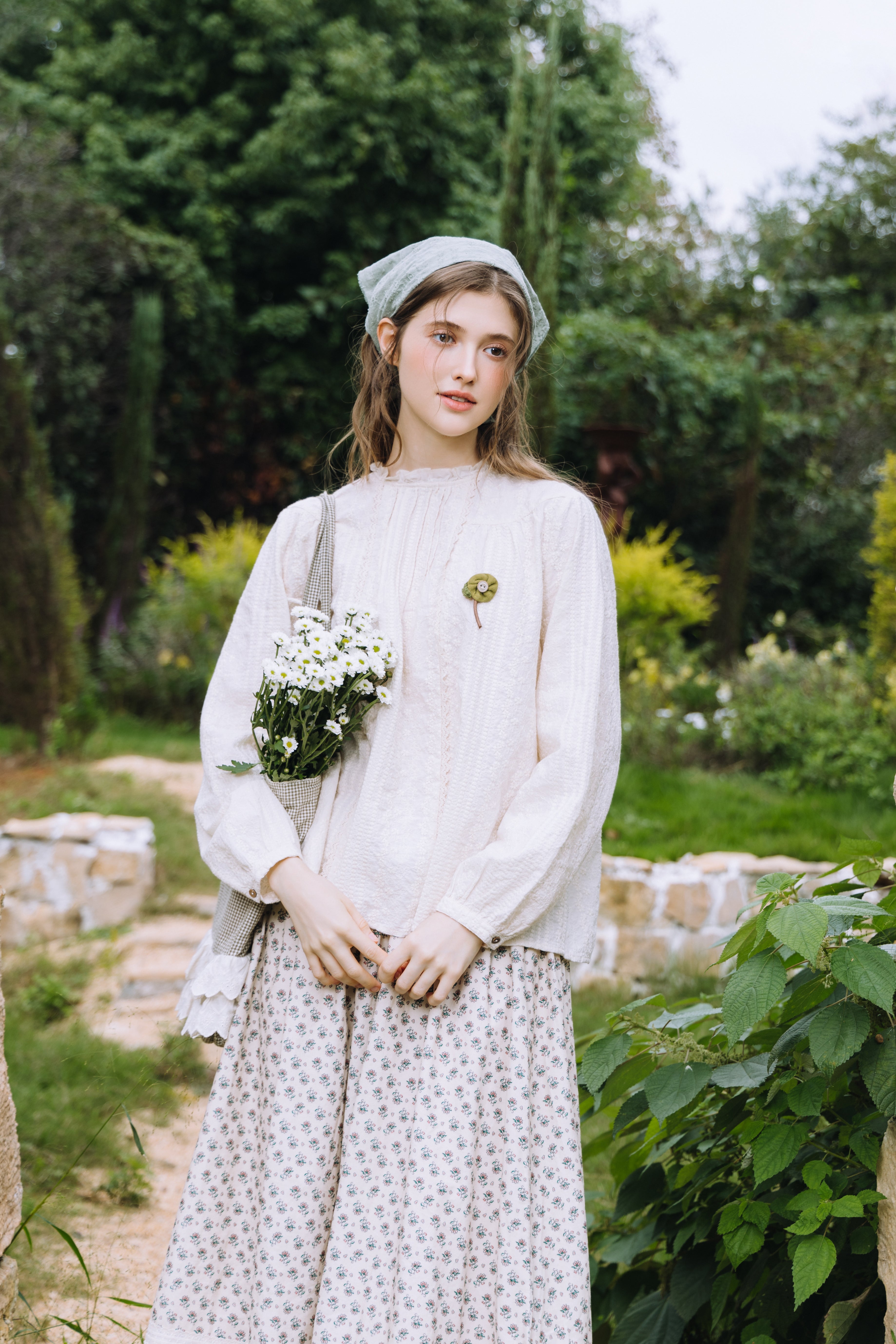 Krysta：木漏れ日を纏う、アンティークレースのブラウス – KRYSTA.