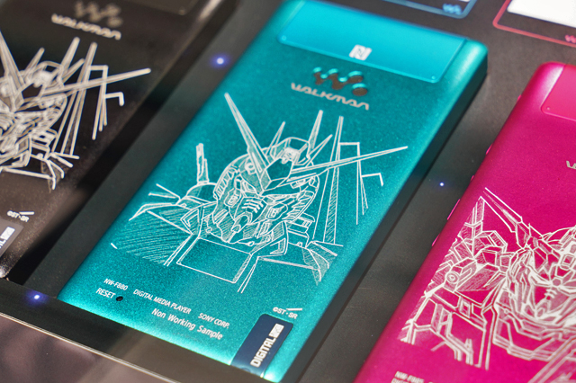 ウォークマンFシリーズ「機動戦士ガンダム 逆襲のシャア x UC」モデル