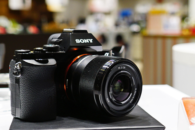 ソニーストアで、単焦点レンズ 「SEL28F20」とコンバーターレンズ2つを