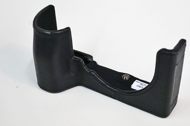 α6500専用のボディケース「LCS-EBG」を装着。ホールド性が良くなって大