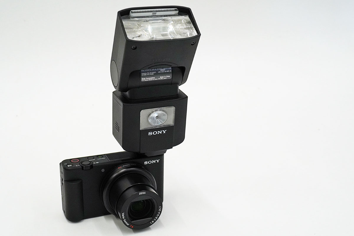 デジタルカメラ「VLOGCAM ZV-1」に備わるマルチインターフェースシュー