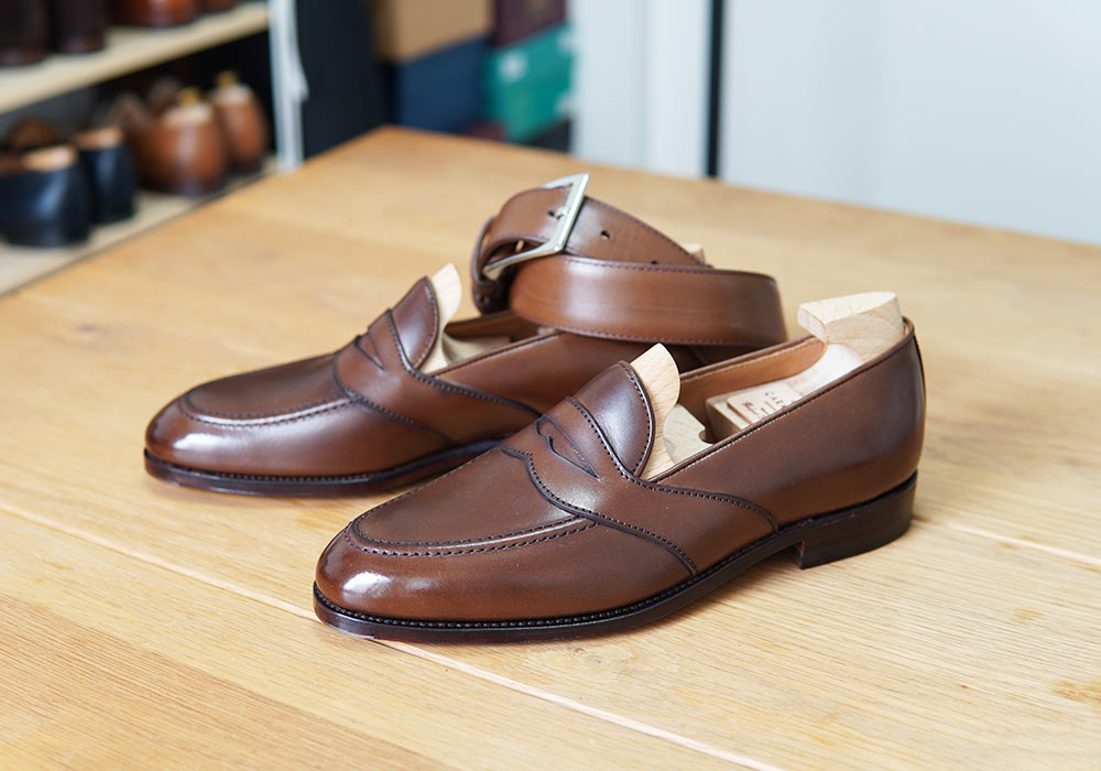 フルサドルストラップが最高にドレスなカルミーナのローファー