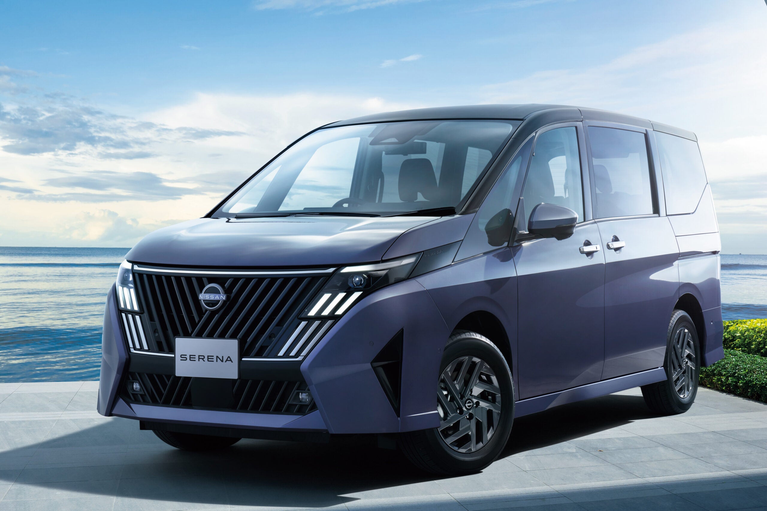 日産の新しい「セレナ」は8人乗りも登場！ マイナーチェンジでデザイン