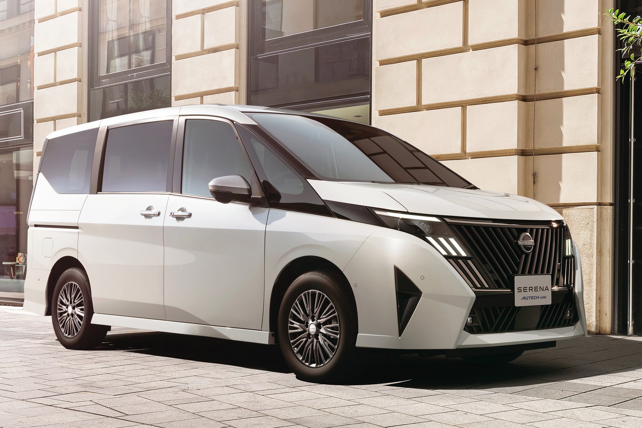 日産の新しい「セレナ」は8人乗りも登場！ マイナーチェンジでデザイン