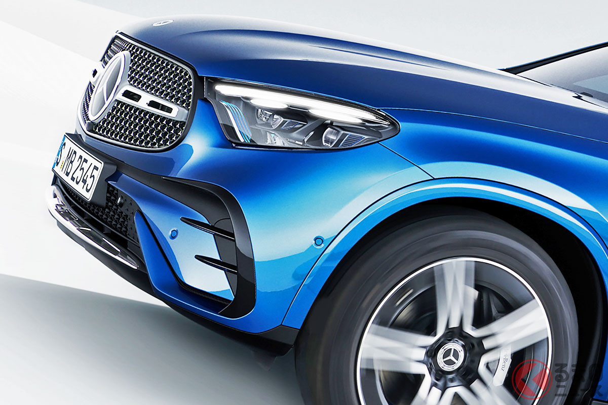 迫力がスゴイ！ 6年ぶりに全面刷新の新型「クーペSUV」初公開！ 光る