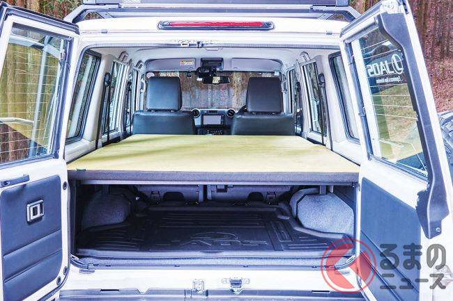 トヨタ新型「ランクル70」で「車中泊」できる!? 専用セミダブル「寝床