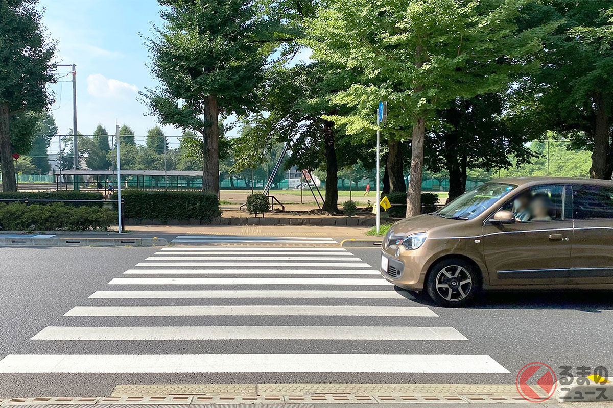 信号のない横断歩道で歩行者が「お先にどうぞ！」クルマを発進させたら
