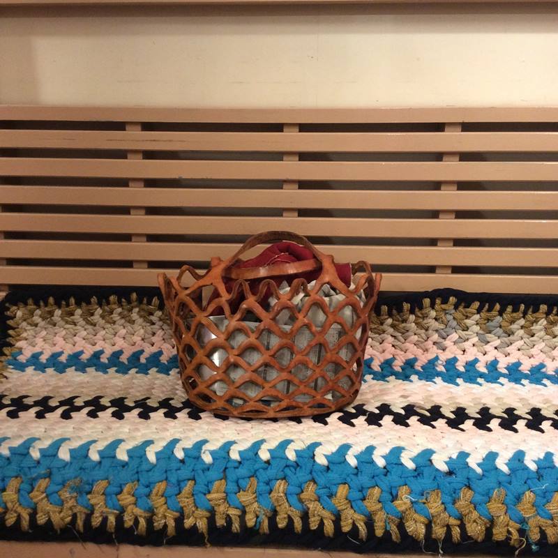 かごのようなレザーバッグ。曽田耕さんの「ラスカバン」 | 暮らしと