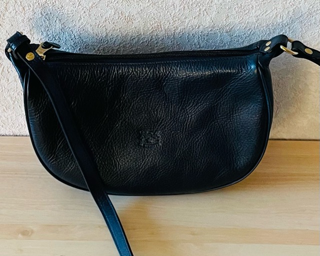 イルビゾンテで人気の三日月ショルダーバッグ！サイズはMとLどちらを選ぶ？