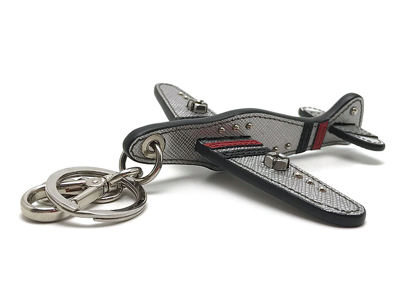 新入荷】プラダ(PRADA)サフィアーノ 飛行機チャーム – 池袋の質屋