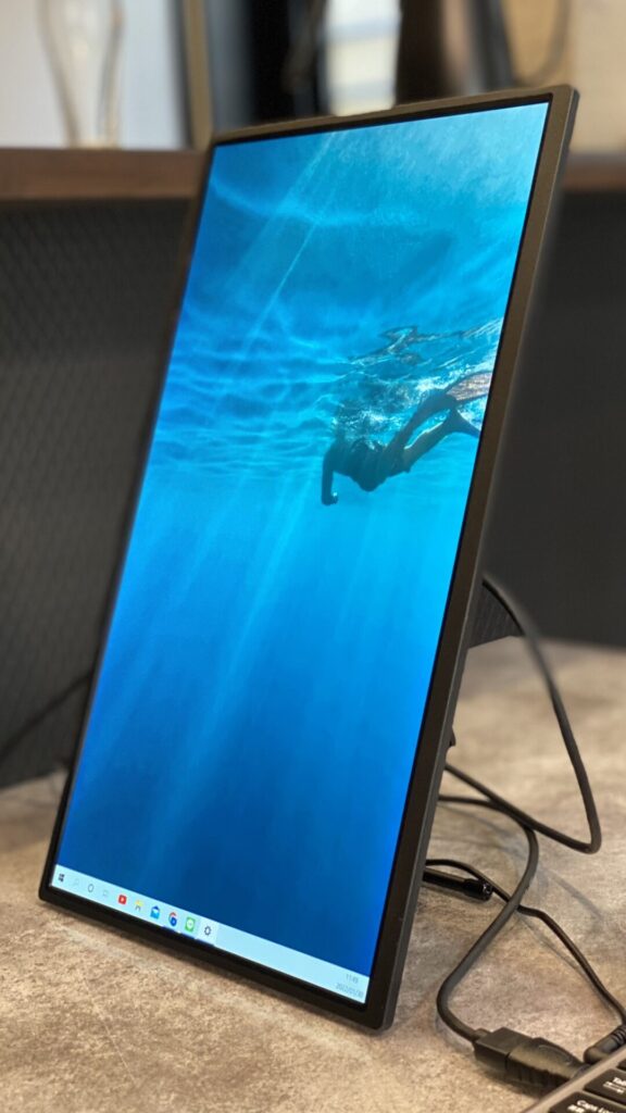 レビュー】横置き・縦置き自由自在 スタンド不要の17.3インチモバイル