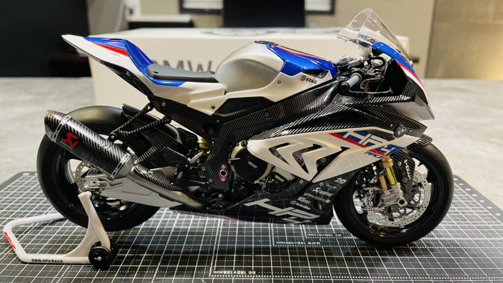 作製記♯2】モンモデル 1/9 「BMW HP4 RACE(多色成型版)」│Kuriblog