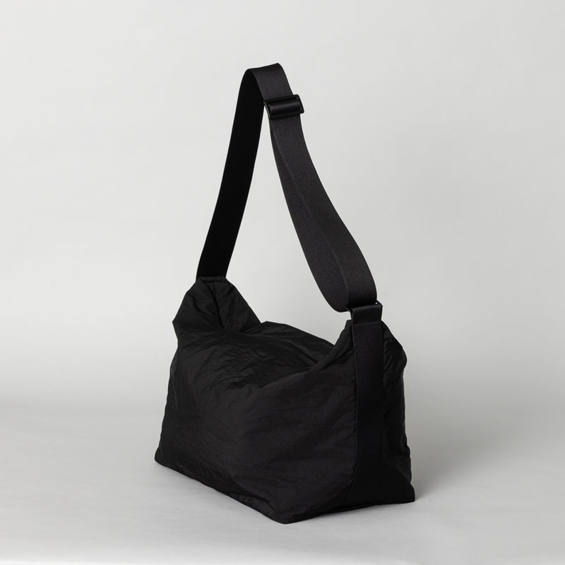 ふかふか塩縮ナイロン ビッグショルダーバッグ 黒 豊岡製 – kuros.style