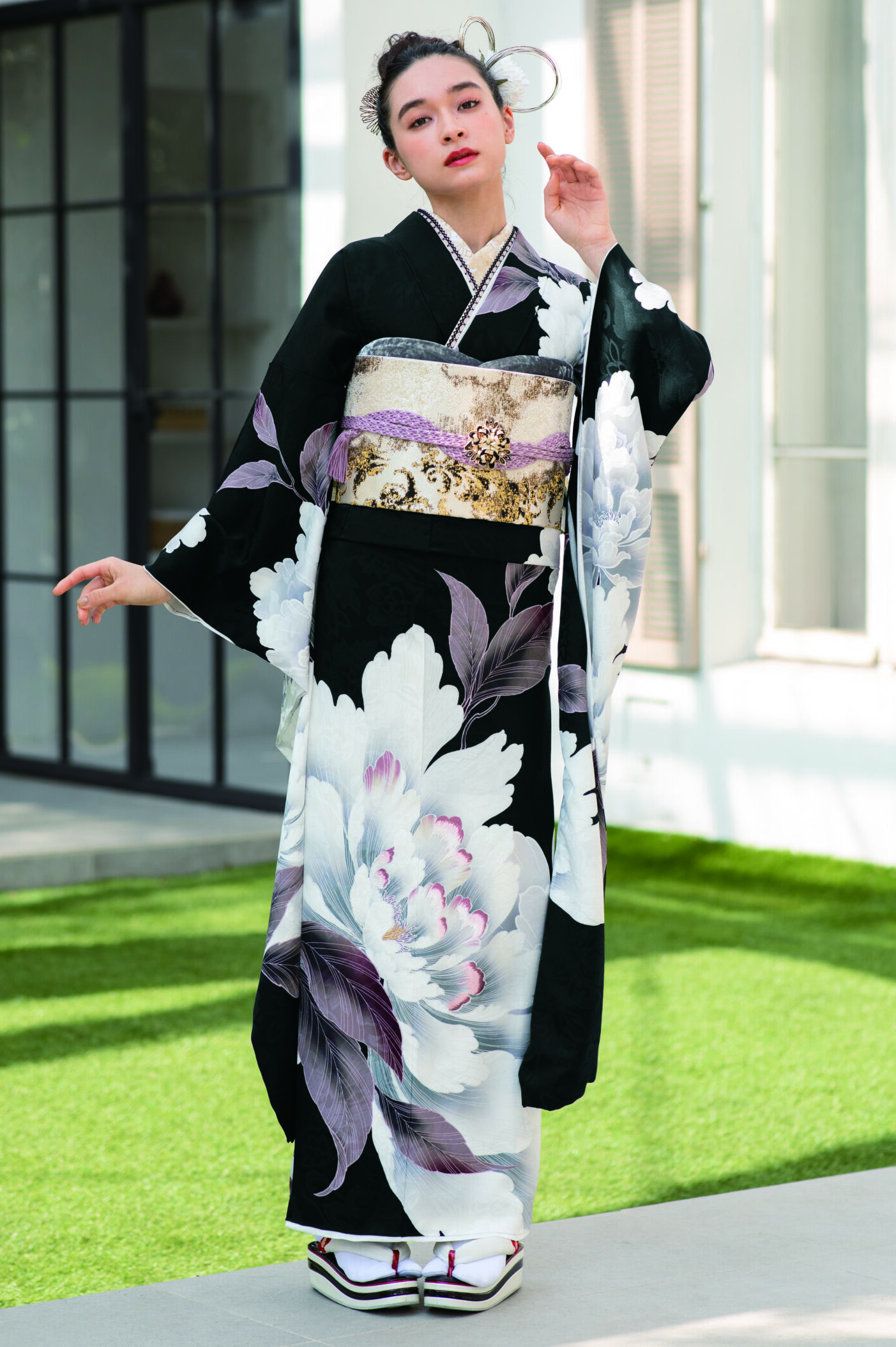 黒い地に白の大胆な花柄が目を引く、大人の落ち着きを感じさせる振袖