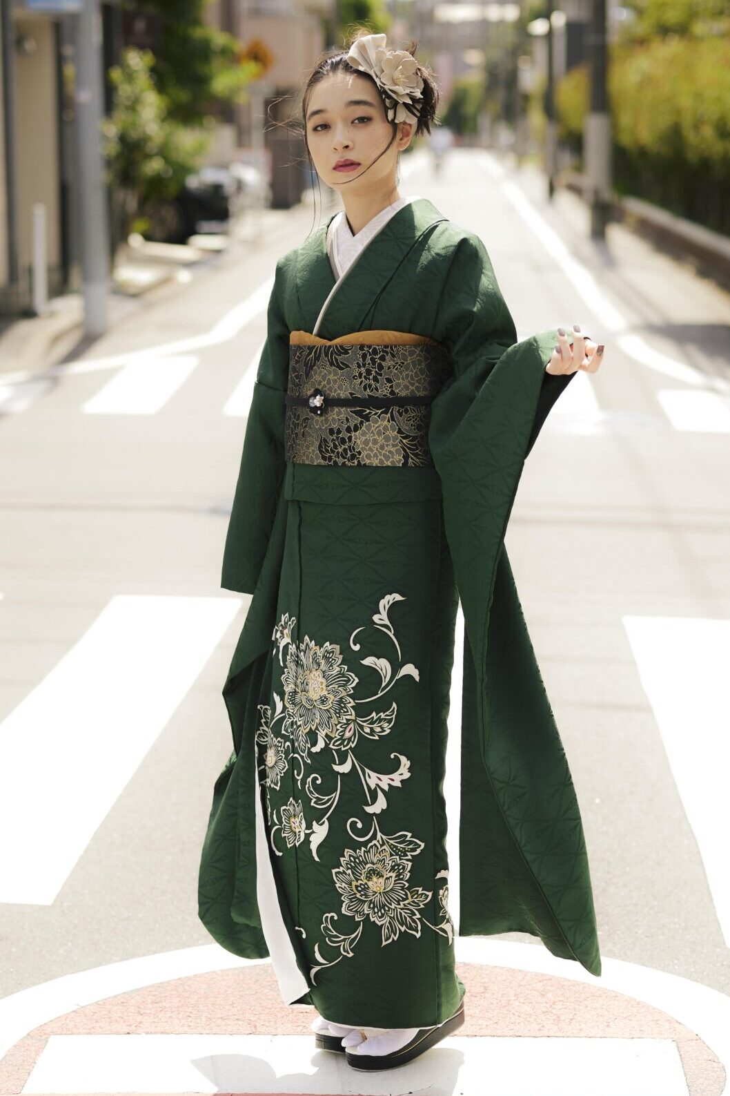 深い緑色に金色で牡丹をあしらった、シンプルモード振袖〈No.F6-81