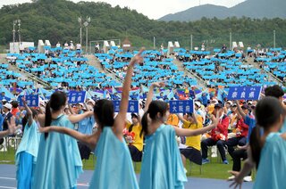 滋賀県で「国スポ」開幕 琵琶湖ブルーに染まる会場 工夫こらした総合