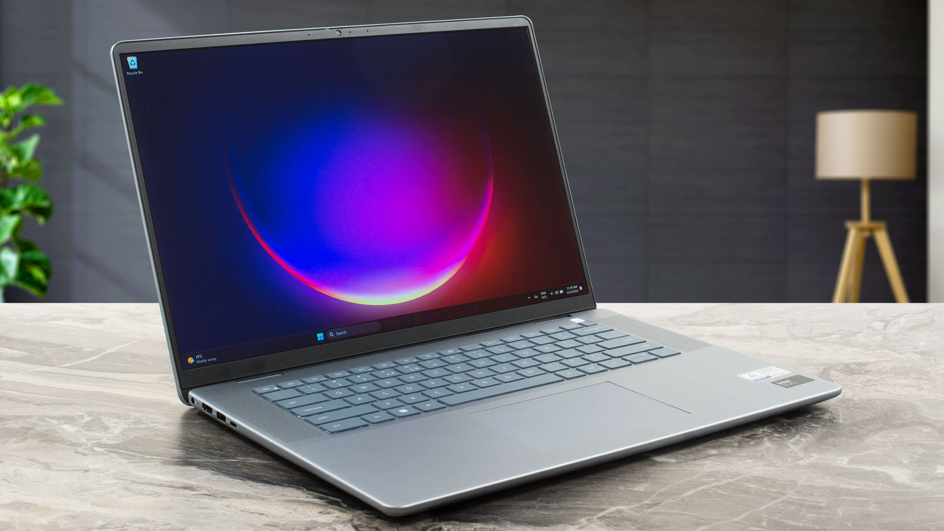 Dell Inspiron 16 Plus 7640 レビュー - 若干の妥協があるパワーと携帯