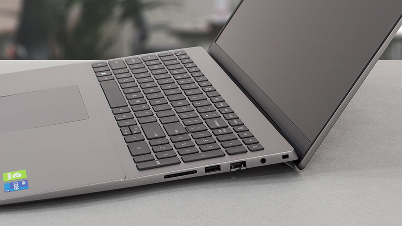 Dell Vostro 16 5620 - スペック、テスト、価格 | LaptopMedia 日本